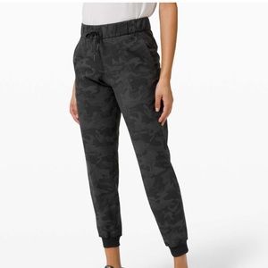 Lululemon on the fly jogger Luxtreme 6 incognito camo multi grey